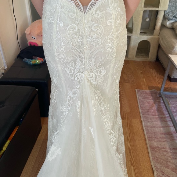 David’s Bridal Galina Signature Wedding dress. Never worn. - Picture 3 of 9